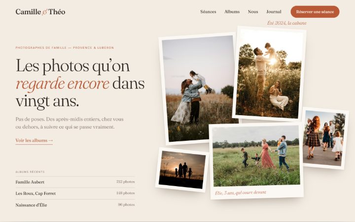 Exemple de site de photographes de famille : fond beige, titre en serif « Les photos qu’on regarde encore dans vingt ans », tirages posés en désordre et liste d’albums récents.