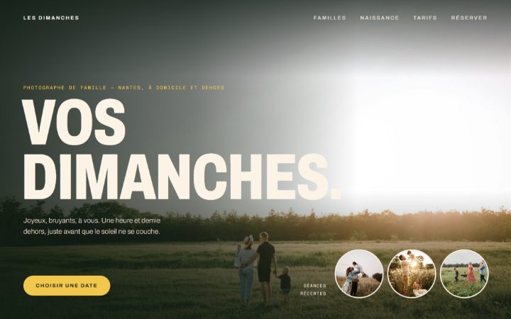 Exemple de site de photographe de famille : photo plein écran d’une famille dans un champ au soleil couchant, très grand titre « Vos dimanches », bouton jaune « Choisir une date ».