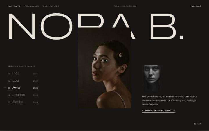 Exemple de site de photographe portrait : fond noir, nom en très grandes capitales, portrait central en lumière naturelle et liste d’une série de visages.